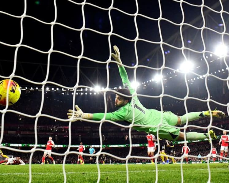Arsenal suffer title jolt against inspired United, Villa close gap