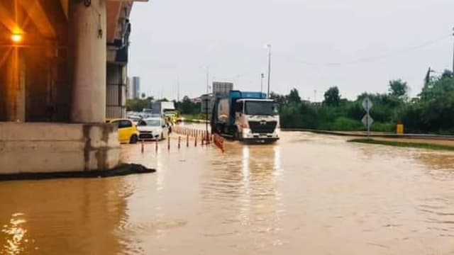 马国雪邦许多大道淹水 往机场道路也被封