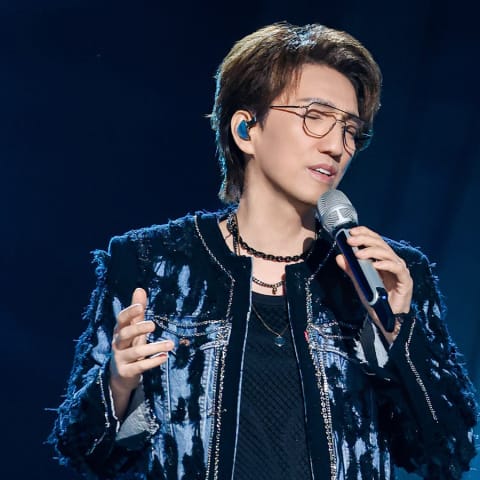 林志炫情绪激烈！《歌手2025》演唱遭批评“毫无感情”，他的强烈反击震撼观众