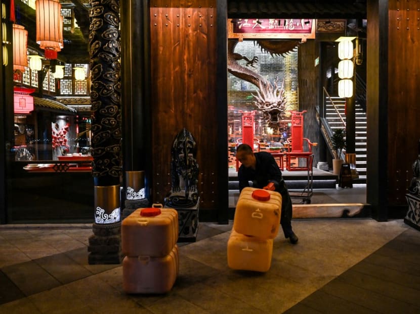 This photo taken on Oct 21, 2023 shows a worker carting away used oil to be recycled from a hotpot restaurant in Chengdu, China's southwest Sichuan province. This photo taken on Oct 21, 2023 shows a worker carting away used oil to be recycled from a hotpot restaurant in Chengdu, China's southwest Sichuan province.