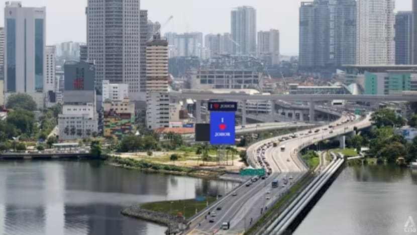 Lebih 100 kenderaan asing disiasat pada 2025, disyaki sediakan khidmat rentas sempadan haram; kebanyakannya masih ditahan, menurut LTA