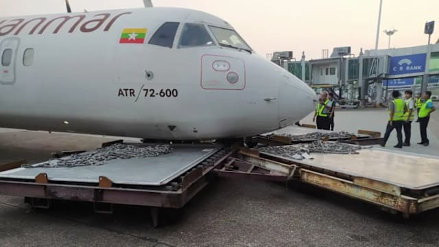 缅甸两客机 仰光机场擦撞