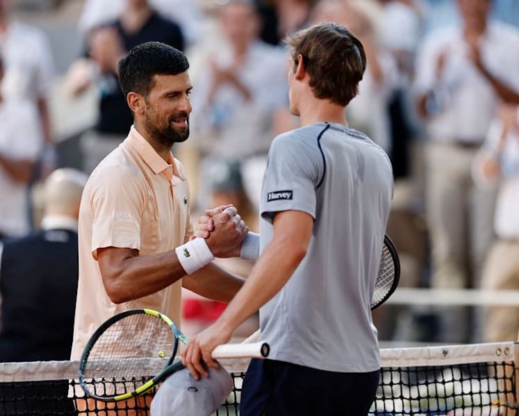 Djokovic battles past French hope Royer to reach third round