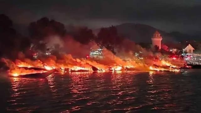 普吉岛码头火灾 烧毁约20艘快艇