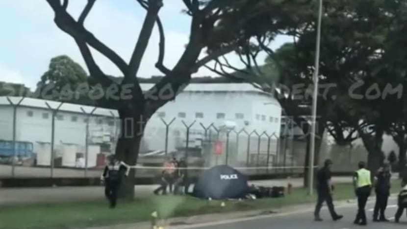 Penunggang motosikal berusia 51 tahun maut selepas tergelincir di Tuas South Avenue 3 Penunggang motosikal berusia 51 tahun maut selepas tergelincir di Tuas South Avenue 3