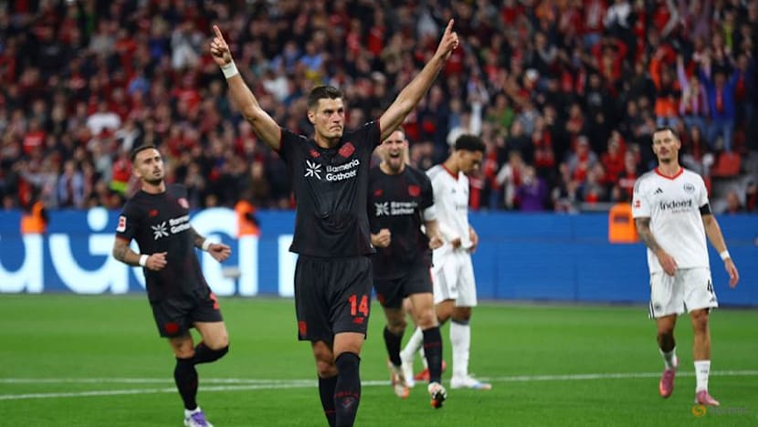 Nine-man Leverkusen beat Frankfurt 3-1 thanks to Grimaldo double