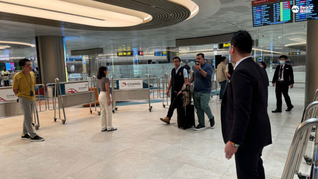 新航SQ321航班部分乘客清晨抵达新加坡