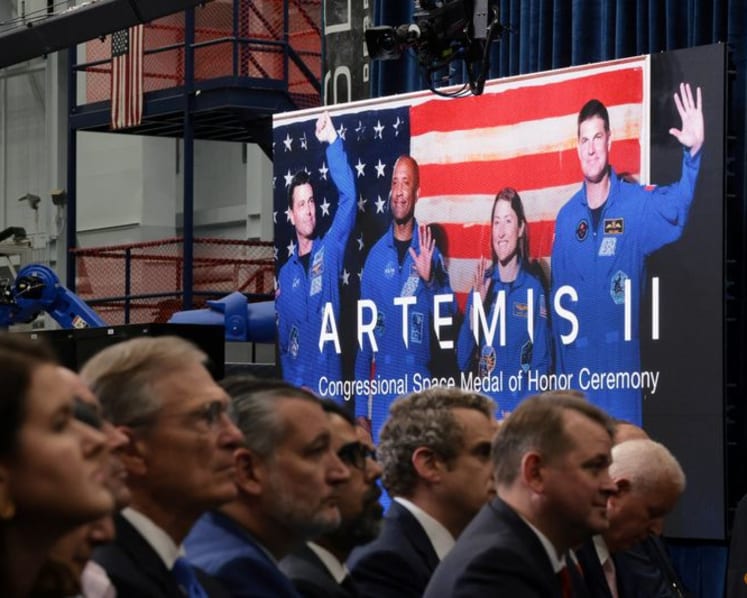 Trump signs order to create a US Space Academy