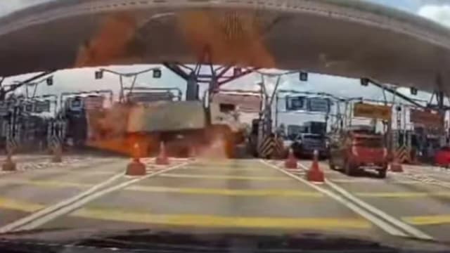 马国垃圾车横跨六车道撞收费站 司机抛下伤者逃走