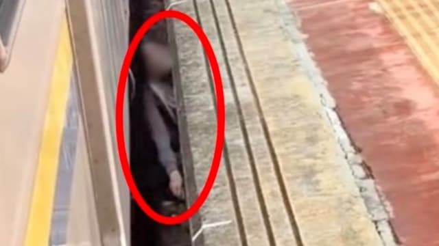 女子搭台铁突然晕眩  掉进月台与火车间缝隙