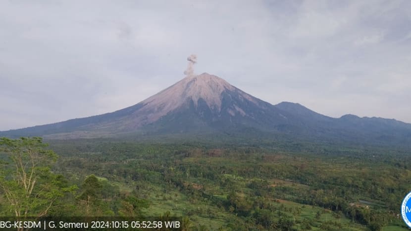 Gunung Semeru meletus, muntahkan abu setinggi 700 meter