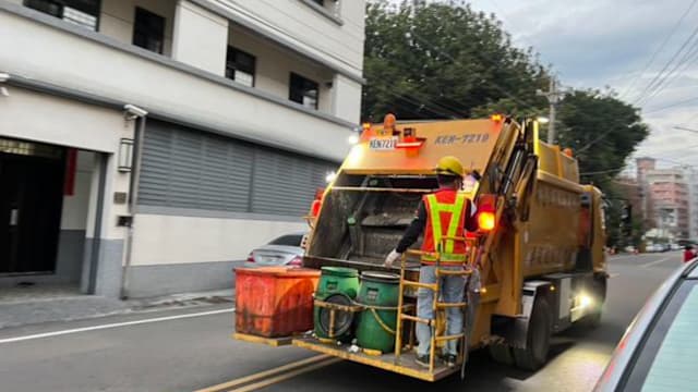 台湾垃圾车叔叔派红包给小孩 暖心行径感动家长