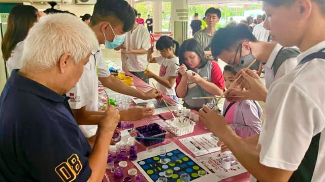 碧林艺术与文化俱乐部为国庆日制作亚克力瓶艺术装置