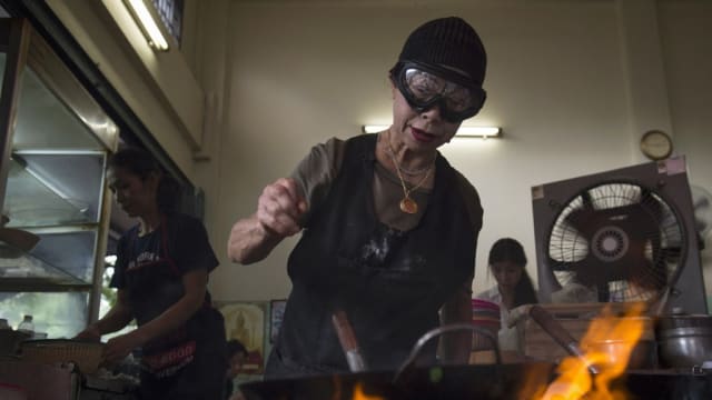 曼谷街头小吃女王Jay Fai将退休 最早明年关店