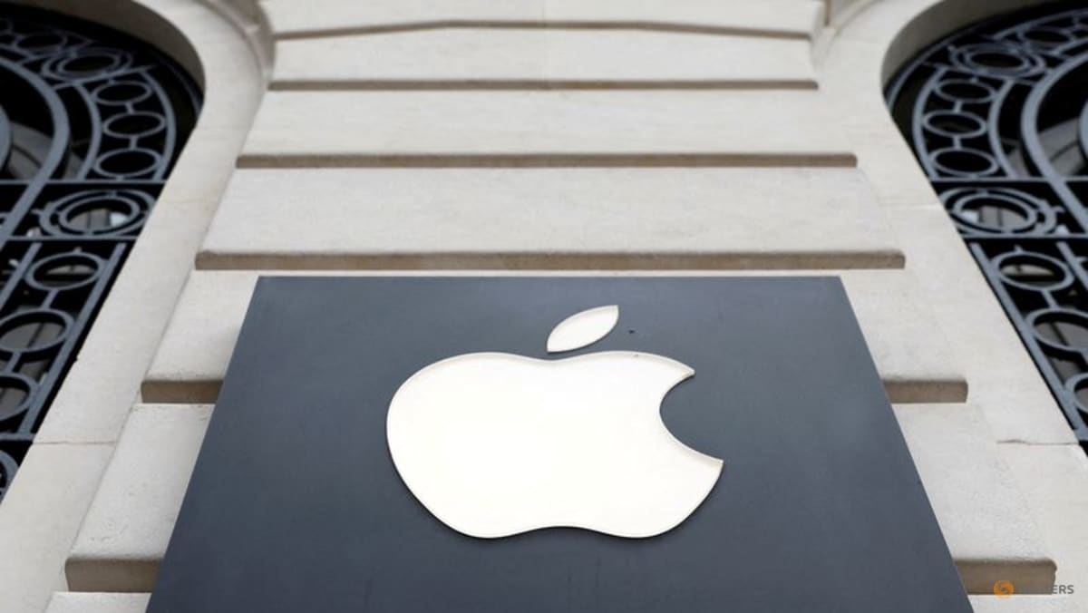 Apple changes fees for alternative app stores in EU