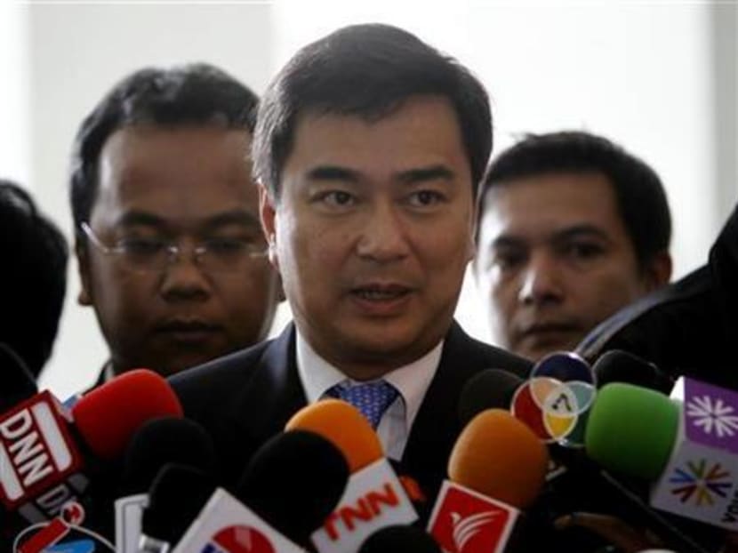 Former Thai prime minister Abhisit Vejjajiva talks with reporters at the Department of Special Investigation (DSI) in Bangkok Aug 27, 2012. Photo: Reuters
