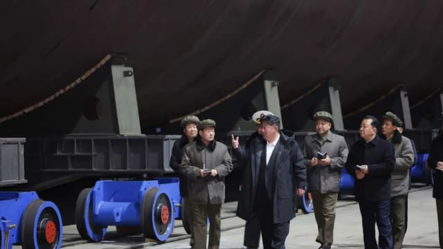金正恩检阅军舰造船厂 强调海上防卫关键作用