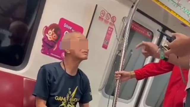 阿伯喝醉后地铁上喧嚣 SMRT员工将他请下车