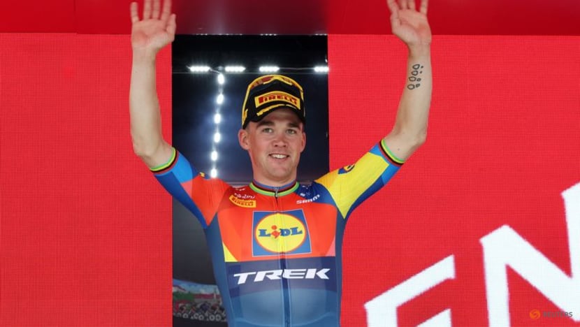 Pedersen wins sprint finish in Giro d'Italia opener