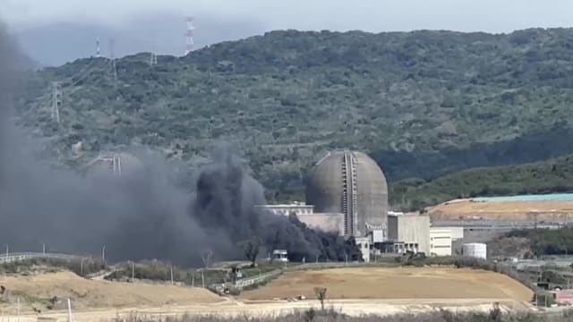 屏东台电核厂冒出大量浓烟 超过十辆消防车赴现场灭火