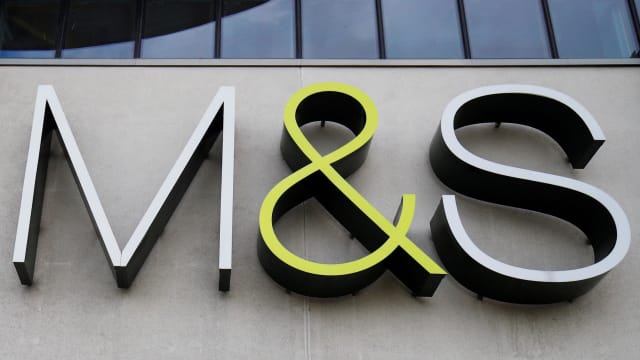 英国玛莎百货遭网袭 一些店面售卖的部分食品断货