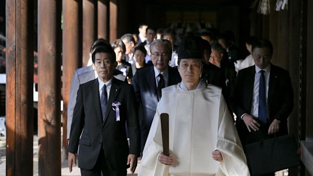 石破茂和高市早苗向靖国神社供奉祭品