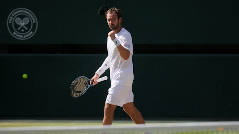Djokovic moves past another Federer milestone to make Wimbledon quarter-finals