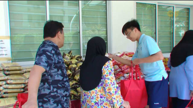 当局为1万多个低收入家庭 分发更健康食品礼包