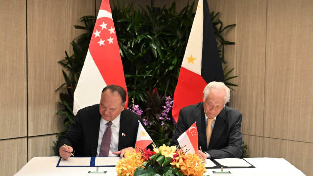 我国同菲律宾签署防务合作备忘录 推进军事教育反恐等合作