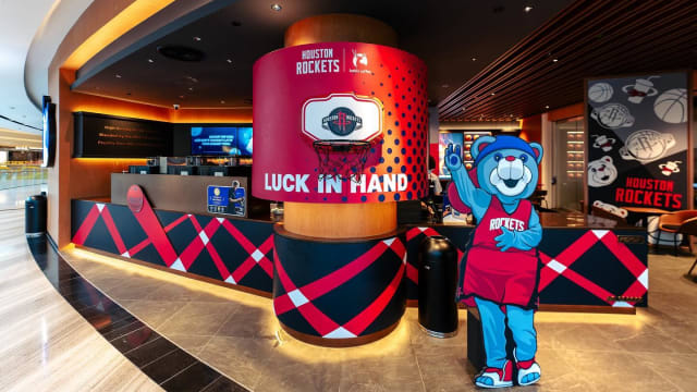 Houston Rockets占领星耀樟宜luckin coffee　篮球迷们来打卡！