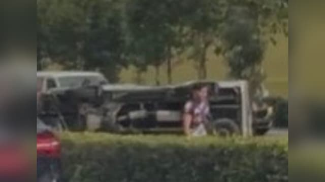 车子侧翻在泛岛快速公路 摩托车骑士送院