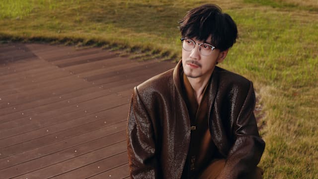 曾因胃病暴瘦剩49kg引退！情歌教父周传雄推出新歌开启事业新篇章