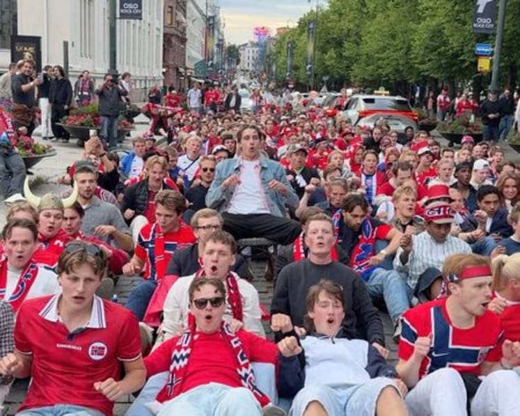 Norwegian fans take dawn World Cup party to palace gates to wake the King 