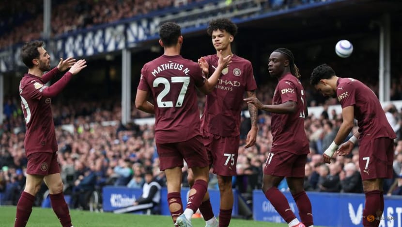 Manchester City strike late for 2-0 victory at Everton