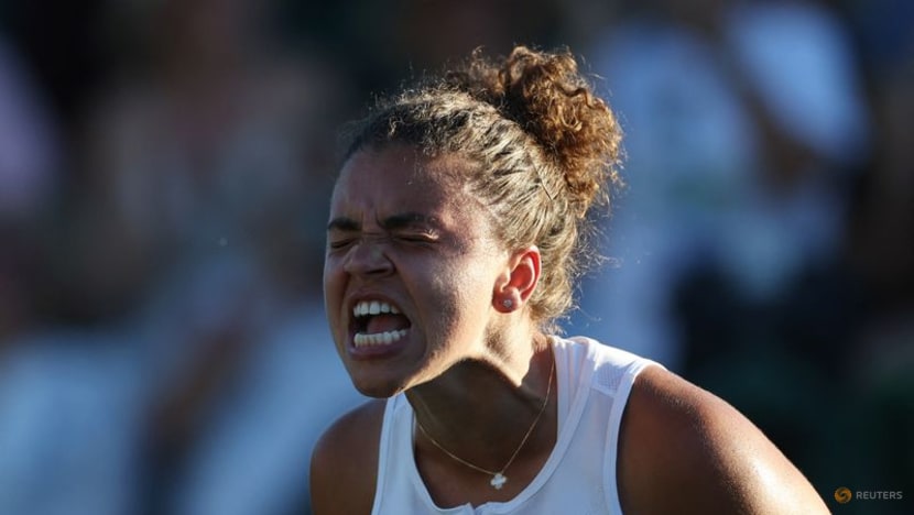 Paolini powers her way into Wimbledon second round