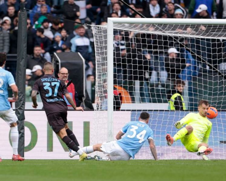 Napoli keep pace in title race after defeating Lazio in stormy contest