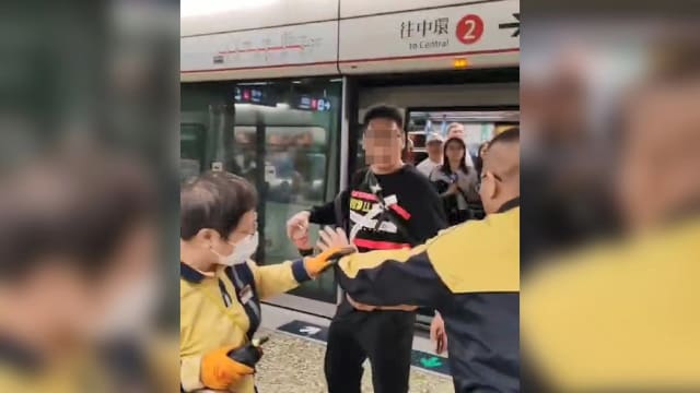 香港地铁一男子泼汽水踢两职员  乘客争相躲避惊慌逃离