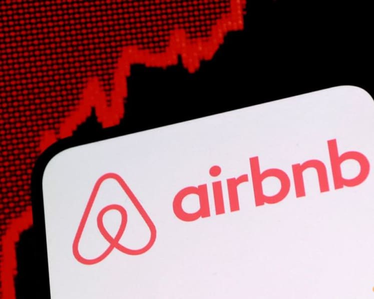 Airbnb shares gain as investors cheer revenue forecast raise, AI payoff