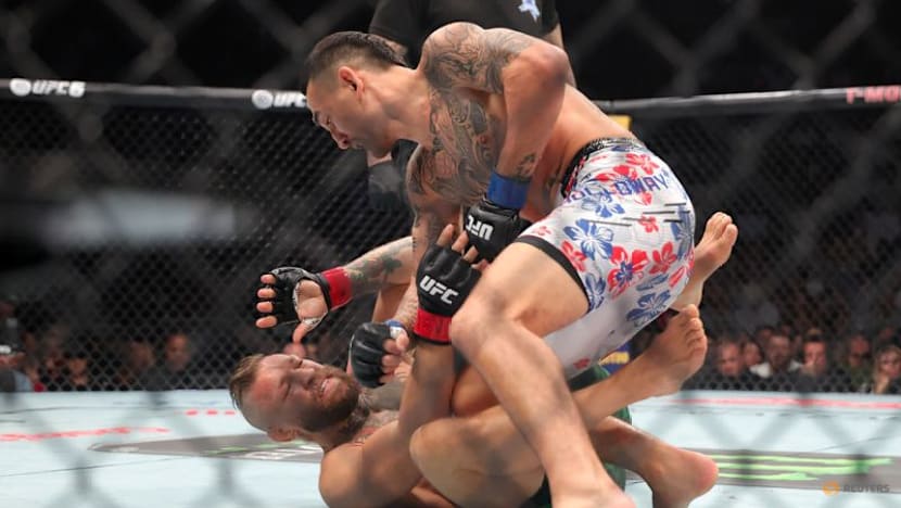 McGregor's UFC return halted by knee injury in opening round