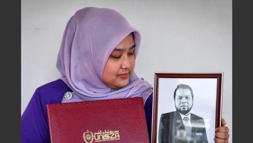 Isteri kuatkan semangat hadir terima ijazah sarjana arwah suami