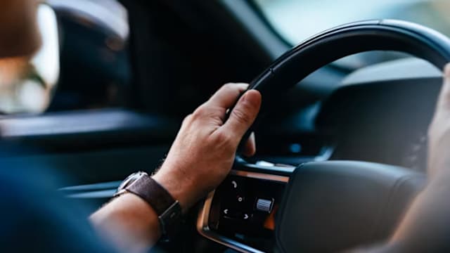 超速行驶还称开车者并非自己 男子被判罚款禁驾