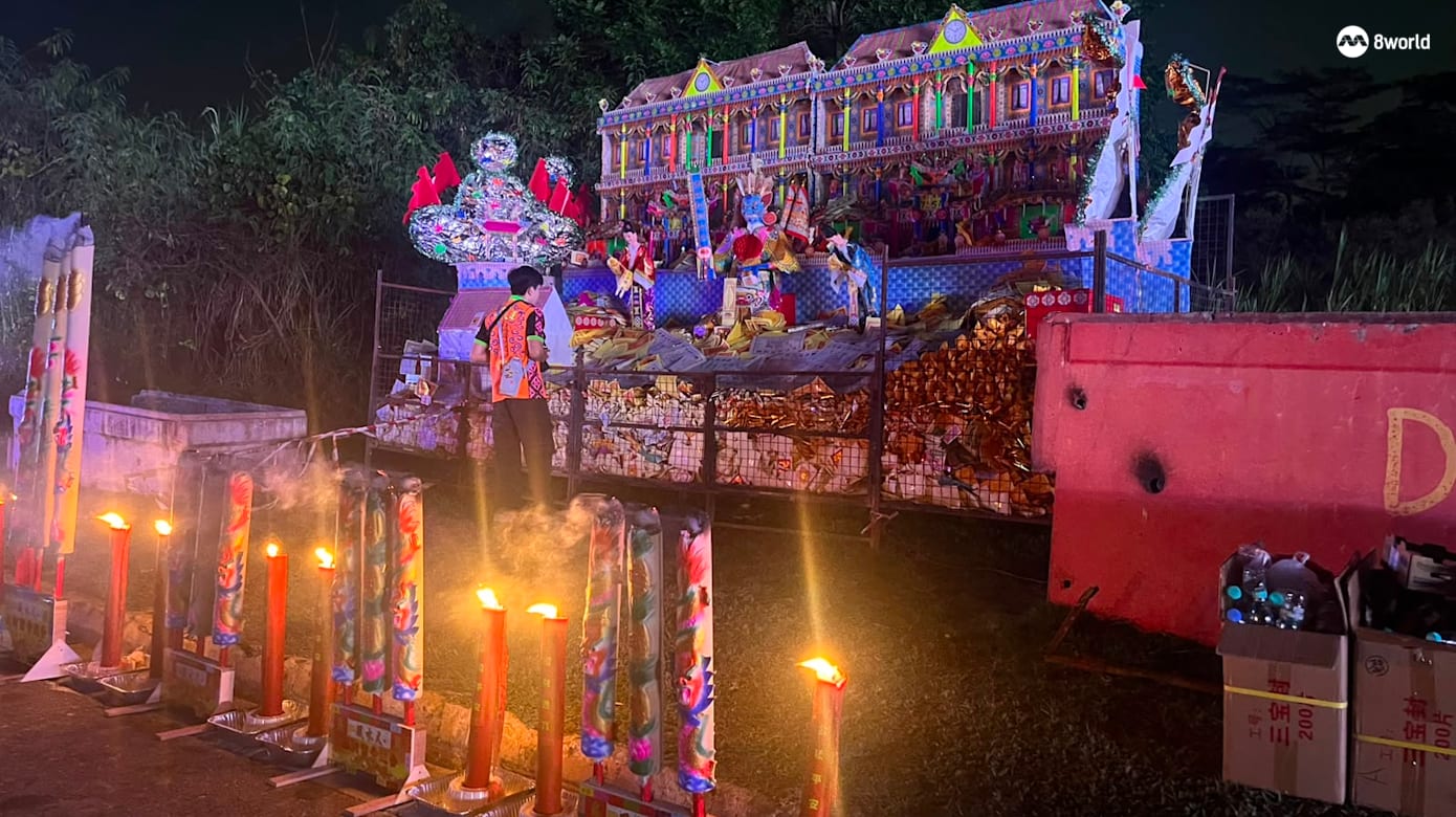 祭拜仪式期间，兀兰莲天宫将焚烧一座16尺高的纸扎屋和约300个衣箱。（图：林映慧）