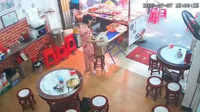 趁店员不注意 中国女子餐厅汤桶投不明液体