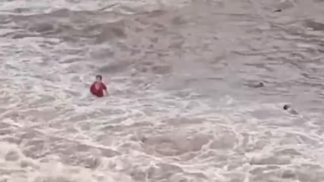 四川一个河水突涨将数名游客冲走 至少七人死亡