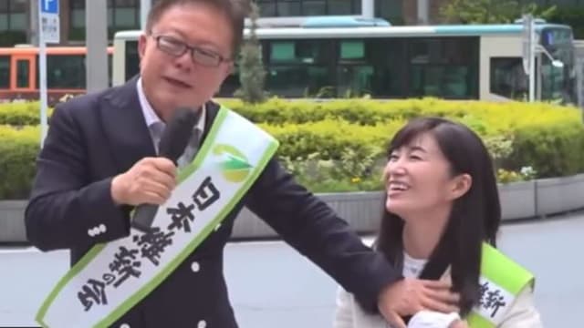 选举造势中涉嫌对女候选人施展“咸猪手” 日政坛老将遭网轰