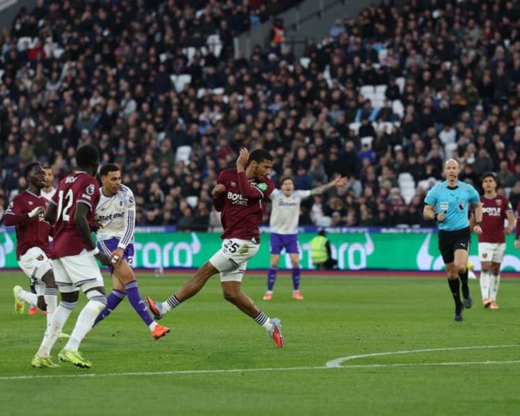 Title-chasing Man City beat Palace 3-0, Villa edge West Ham in five-goal thriller
