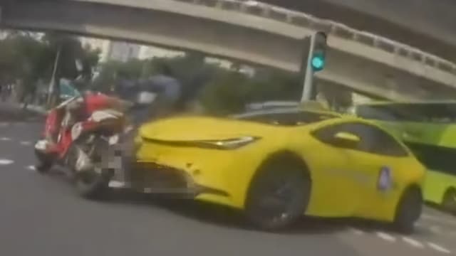 淡滨尼德士与两摩托车相撞 七旬德士师傅协助警方查案