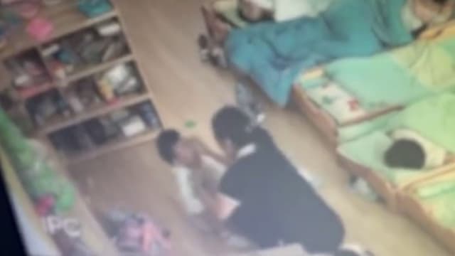 被老师抱起猛摔在地 中国幼儿牙松动嘴肿胀