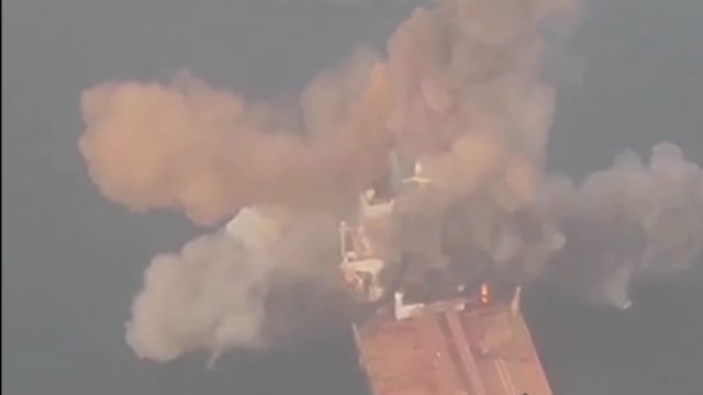 霍尔木兹海峡油轮爆炸 伊朗称触及水雷