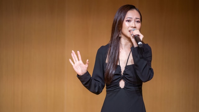每天花10小时排练音乐剧　罗美仪频“灌水”护嗓！